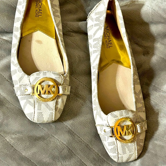 MICHAEL KORS Gold Logo Leather Flats Women’s Size 9.5 - Picture 2 of 9